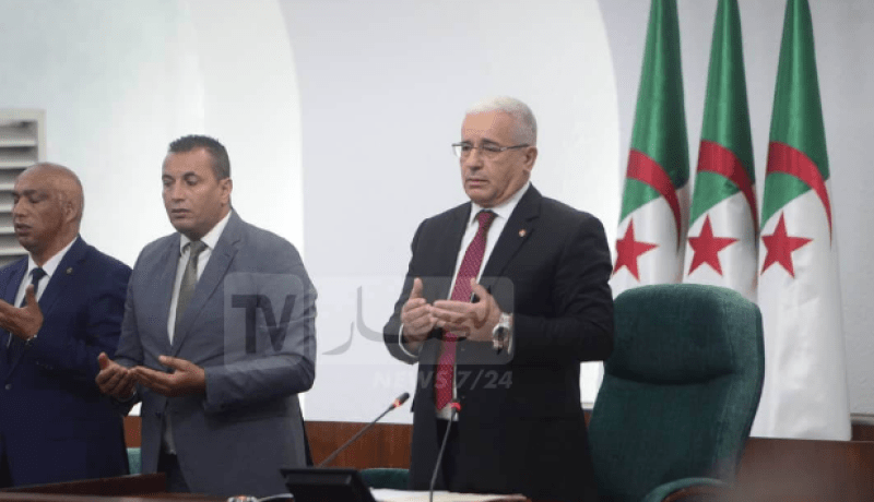 طاقم الحكومة والمجلس الشعبي الوطني يقفان دقيقة صمت ترحما على ضحايا الحرائق وحوادث المرور