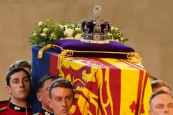 مرصّع بـ3000 ماسة.. هذه قصة التاج الموضوع على تابوت الملكة إليزابيث