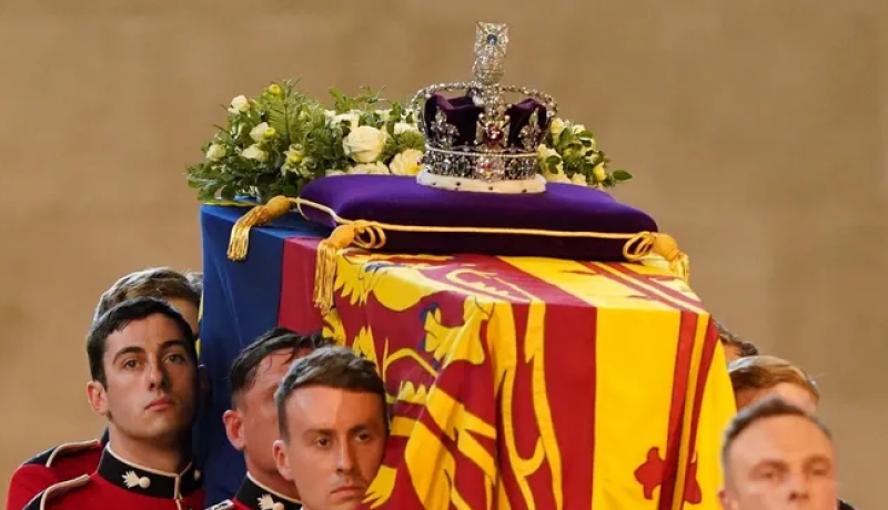 مرصّع بـ3000 ماسة.. هذه قصة التاج الموضوع على تابوت الملكة إليزابيث