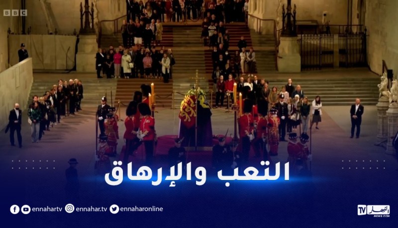 حارس نعش الملكة إليزابيث ينهار ويقع على الأرض.. “فيديو”