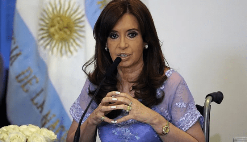 فيديو.. رئيسة الأرجنتين السابقة تنجو من محاولة إغتيال بمعجزة