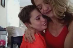 بالفيديو..طفل يُنقذ والدته من موت محقق