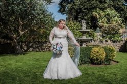 تخلى عنها عريسها في آخر لحظة.. بريطانية تحتفل بزفافها لوحدها