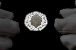 بالصور.. شاهد أول عملة بريطانية بوجه الملك تشارلز الثالث