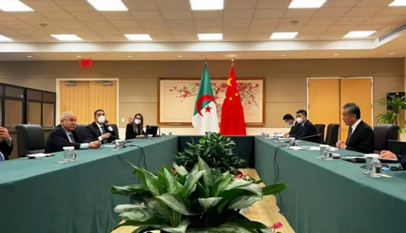 لعمامرة يبحث ملفات هامة مع نظيره الصيني