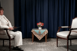 بعد رفضها ارتداء الحجاب.. الرئيس الإيراني يلغي لقاء مع صحفية