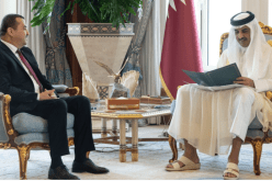 أمير قطر يؤكد مشاركته في القمة العربية بالجزائر