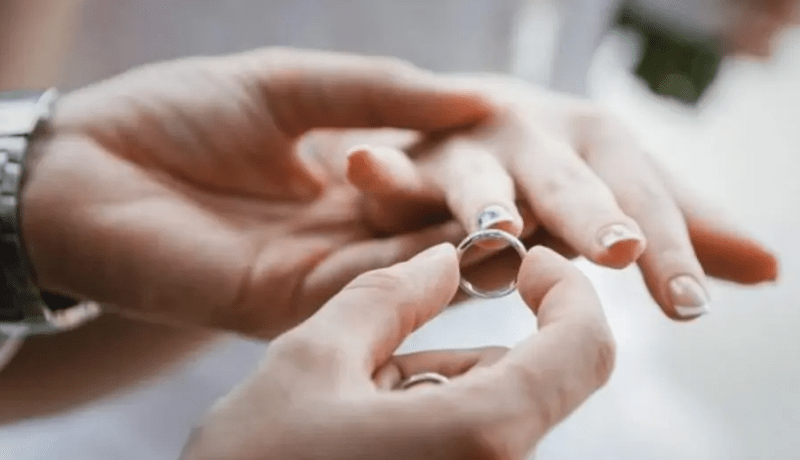 من تجعل حياتي بهجة ووئام.. وتساعدني لأحظى بأروع استقرار