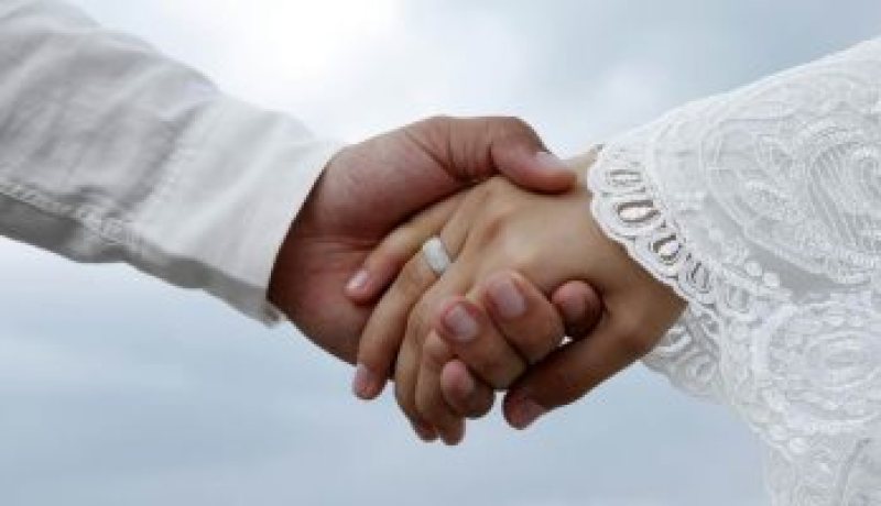 من تكون لي الأمل أحيا معها السعادة بلا ملل