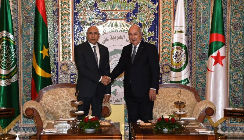 الرئيس الموريتاني يحل بالجزائر والرئيس تبون في استقباله