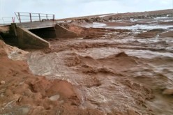 البيض: مياه الأمطار تقطع الطرق بالشڨيق وتغمر أحياء وشوارع بالرڨاصة
