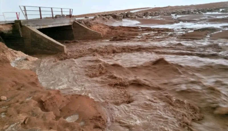 البيض: مياه الأمطار تقطع الطرق بالشڨيق وتغمر أحياء وشوارع بالرڨاصة