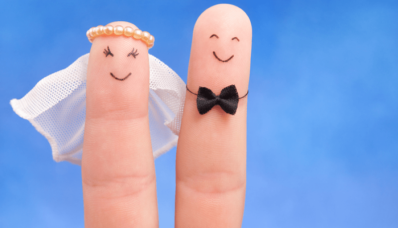 رجل ذو كرم وسخاء نحيا إلى جانب بعض في سعادة وهناء