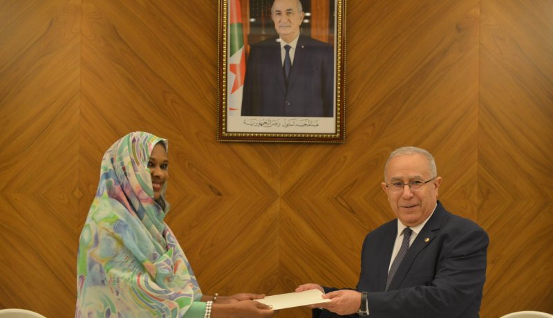 لعمامرة يستقبل سفيرة السودان الجديدة نادية محمد خير عثمان