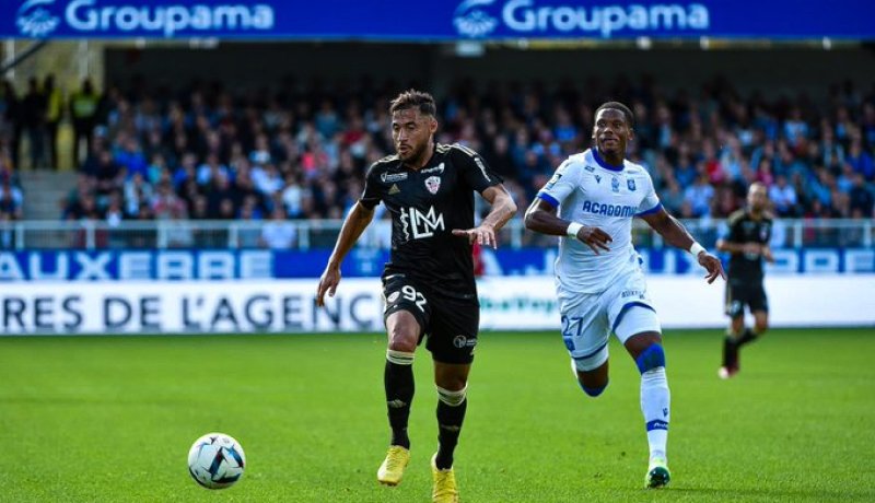 بلايلي يتعثر رفقة أجاكسيو في مواجهة أوكسير