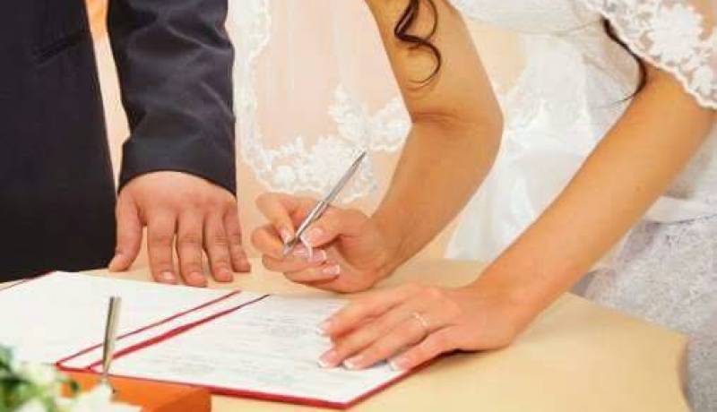 عزباء من قطاع الصّحة ستدخل لحياتك الفرحة