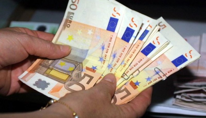 قطع الطريق أمام مهربي العملة وسرطان تضخيم الفواتير.. الدولة بالمرصاد