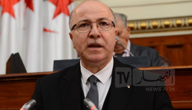 الوزير الأول ينوه بالالتزام المهني للعمال الجزائريين وانخراطهم في بناء الجزائر الجديدة