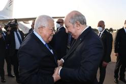 الرئيس الفلسطيني يحل بالجزائر للمشاركة في القمة العربية