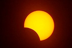 بث مباشر.. بداية كسوف الشمس الجزئي