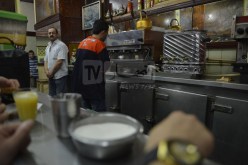 كم دقيقة يجب أن يعمل الجزائري لدفع ثمن فنجان قهوة؟