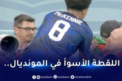 بالفيديو.. لاعب أمريكا يمسح يديه المُبللتان في سُترة مُصور أمام إنجلترا