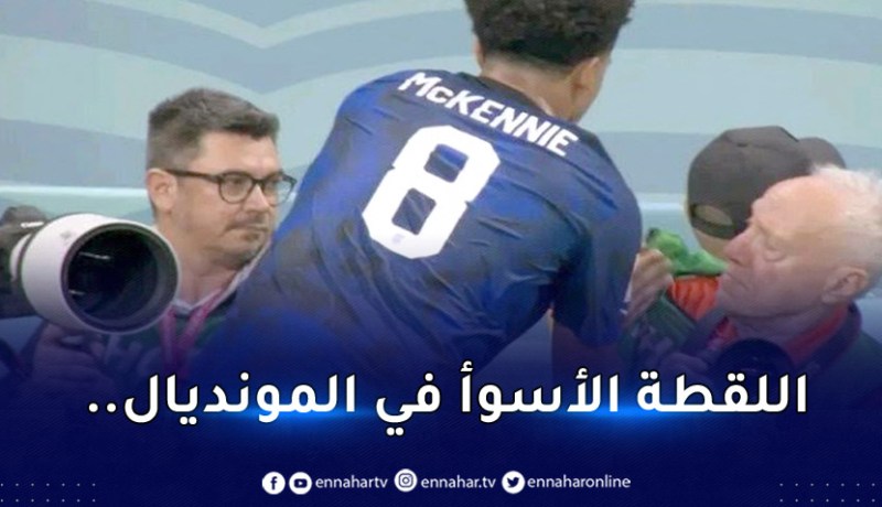 بالفيديو.. لاعب أمريكا يمسح يديه المُبللتان في سُترة مُصور أمام إنجلترا