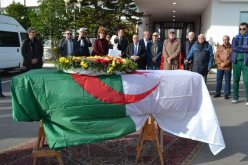 جثمان المجاهد والوزير الأسبق جمال حوحو يصل إلى مطار العاصمة