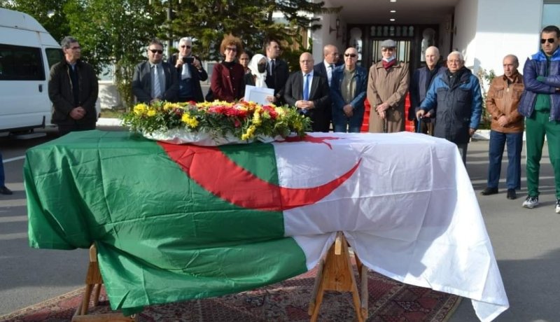 جثمان المجاهد والوزير الأسبق جمال حوحو يصل إلى مطار العاصمة