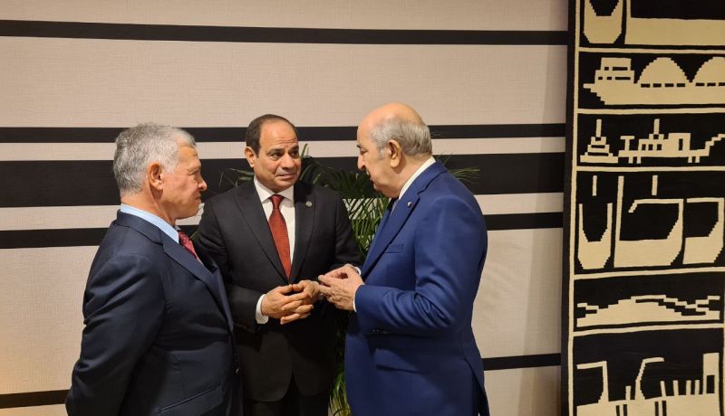 الرئيس تبون يلتقي زعماء وقادة عرب بملعب “البيت” في قطر