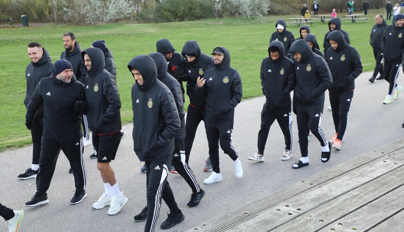 بالصور..الخضر يقومون بجولة استرخائية في أرجاء فندق إقامتهم بالسويد