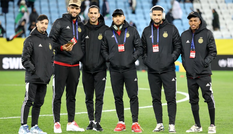 بالصور.. لاعبو الخضر يتفقدون أرضية الملعب قبل مواجهة السويد