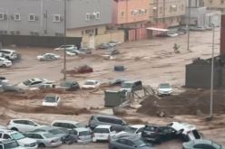 فيديوهات مُرعبة.. السيول تجرف السيارات والسعوديون يستغيثون
