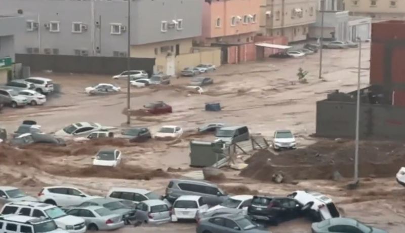 فيديوهات مُرعبة.. السيول تجرف السيارات والسعوديون يستغيثون