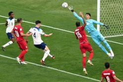 بالصور.. حارس إيران يغادر الملعب بعد إصابة خطيرة في الأنف