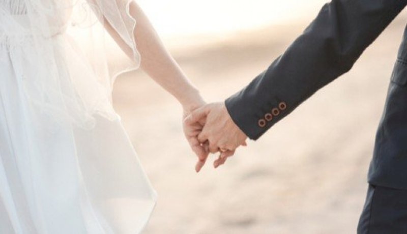 سيدة متألقة تتمنى الاقتران مع رجل محترم