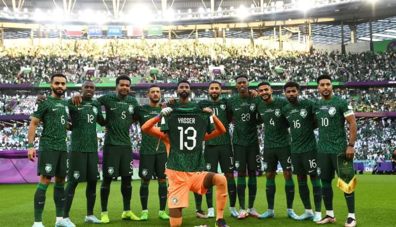 لاعبو المنتخب السعودي يقومون بالتفاتة طيبة اتجاه زميلهم الشهراني