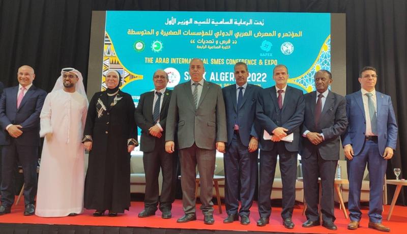 وزراء ومسؤولين يزورون جناح Ooredoo في معرض SMEX
