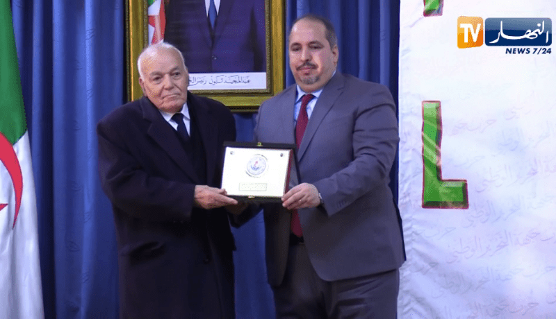 سياسة: جبهة التحرير الوطني يكرم عددا من المجاهدين بمناسبة عيد الثورة
