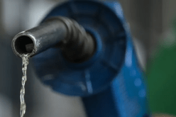 أسعار النفط تتراجع بشكل طفيف