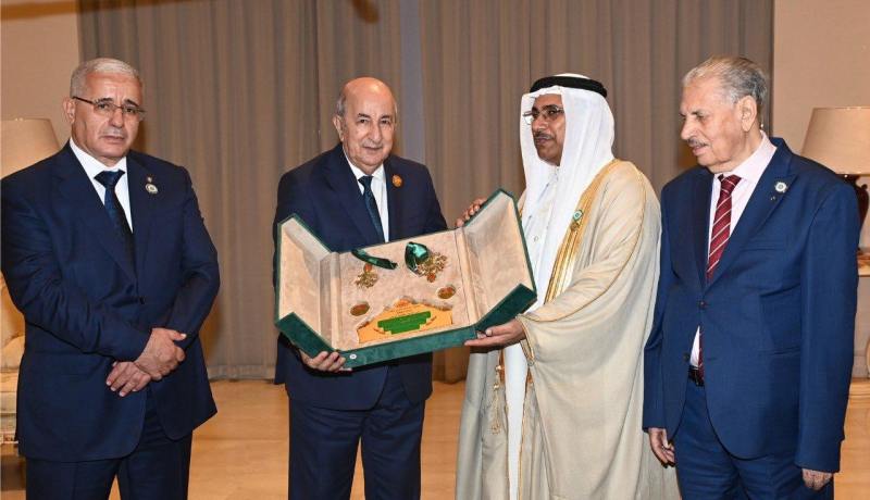 رئيس البرلمان العربي يمنح وساما رفيعا لرئيس الجمهورية