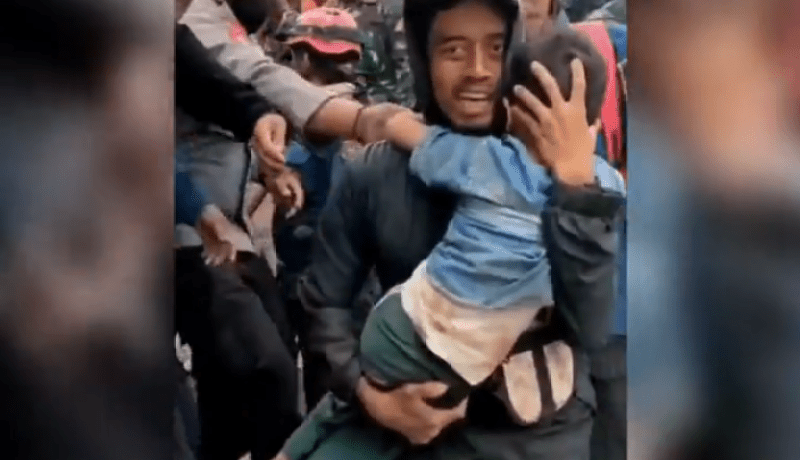 الطفل المعجزة.. خرج حيا من تحت الأنقاض بعد يومين على الزلزال