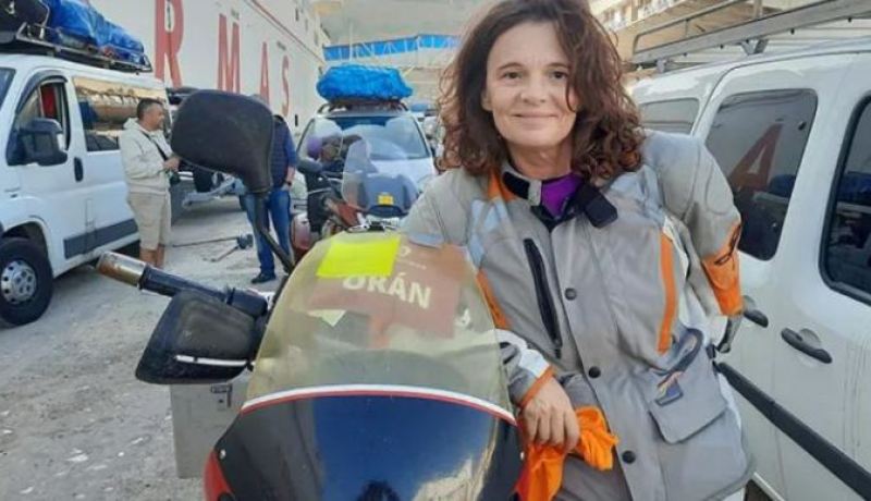 برتغالية تجوب الجزائر عبر دراجة نارية
