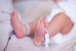 بعد أن وُضعت في حقيبة وأُلقيت بالنهر..معجزة تنقذ رضيعة