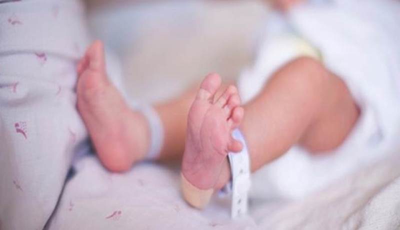 بعد أن وُضعت في حقيبة وأُلقيت بالنهر..معجزة تنقذ رضيعة