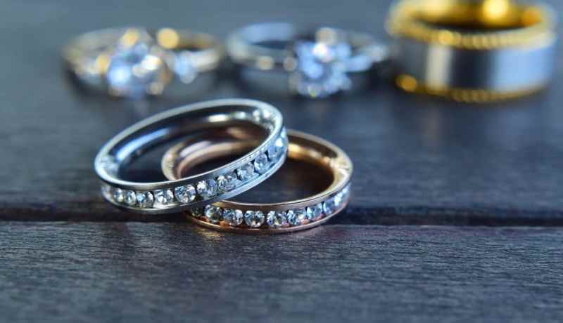 سيدة أنيقة تريد أن تحيا أجمل أيامها وتحقق أحلامها