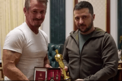 بالفيديو.. ممثل أمريكي شهير يعير جائزة “أوسكار” لزيلينسكي