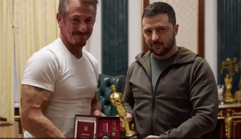 بالفيديو.. ممثل أمريكي شهير يعير جائزة “أوسكار” لزيلينسكي