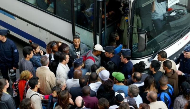 هذا ما فعله فرنسيون مع جزائري بث آيات قرآنية داخل الحافلة