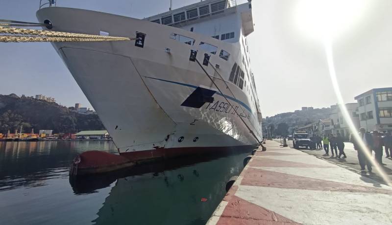 بالصور.. سفينة نقل المسافرين”طاسيلي 02″ تتعرض إلى حادث وتأجيل الرحلة